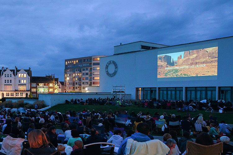 Seafront open-air cineman, del la Warr Pavillion